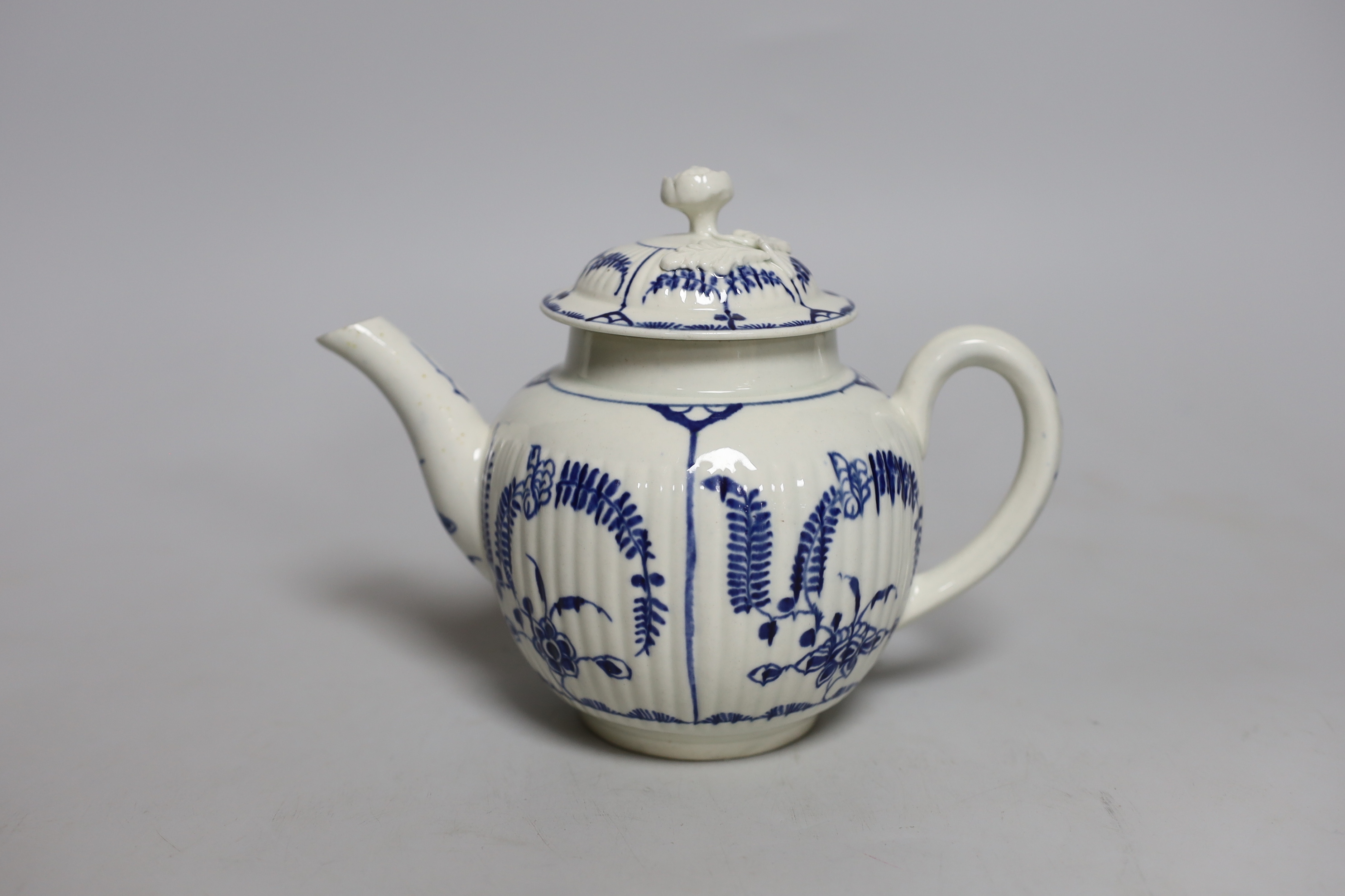 A Worcester Immortelle pattern ribbed teapot and cover, c.1770, 14cm high